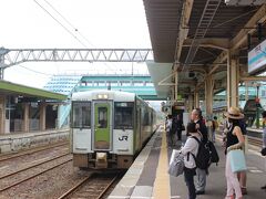 野辺地駅から下北半島への路線であるJR大湊線に乗り換え。
おなじように北を目指す旅行者が多くて２両のデイーゼルカーは満員でした。
