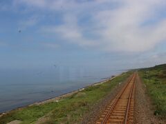 しばらくすると陸奥湾が見えてきます。
冬は厳しい雰囲気の北の海だけど、夏は穏やかな青い海です。