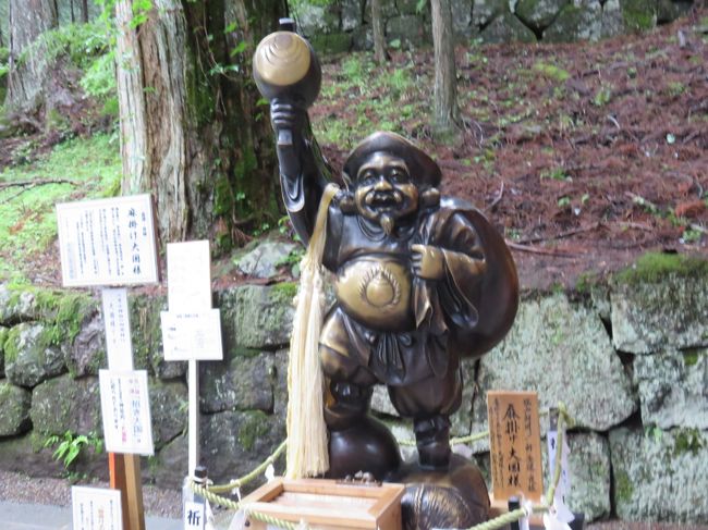 山門をくぐるとお出迎え・・・