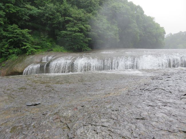 吹き割の滝にて