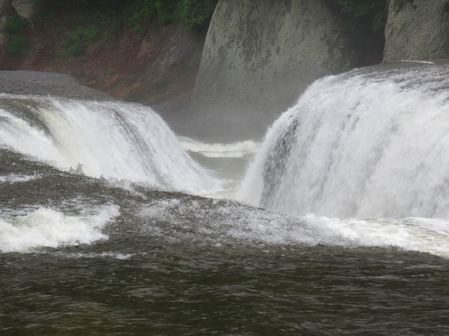 吹き割の滝にて