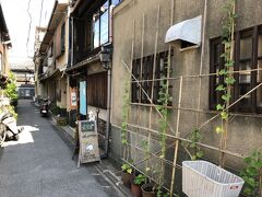 【祇園：町家cafeろじうさぎ】
　祇園の恵比寿神社の直ぐ近くの路地の中にあるお店です。混んでいるので予約した方が良いです。