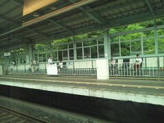新神戸駅に停車中。
出張でも、新幹線では、新大阪以西の利用の機会はほとんどないので、とっても新鮮。食い入るように、車窓を楽しみました。