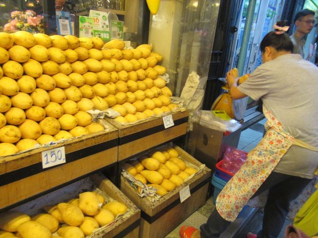 お店の人に聞いたら下の段の方が甘いとのこと。<br />選んでもらいました。２つで１３０Bほど。<br /><br />大きくてずっしりとした立派なマンゴー。<br />ほんとに甘くて４人とも大感激でした。<br />次回も必ず買いに行かなくちゃ！！！なお店です。