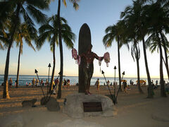 デューク・カハナモク像です。

ハワイ発のオリンピック金メダリストなんですって。