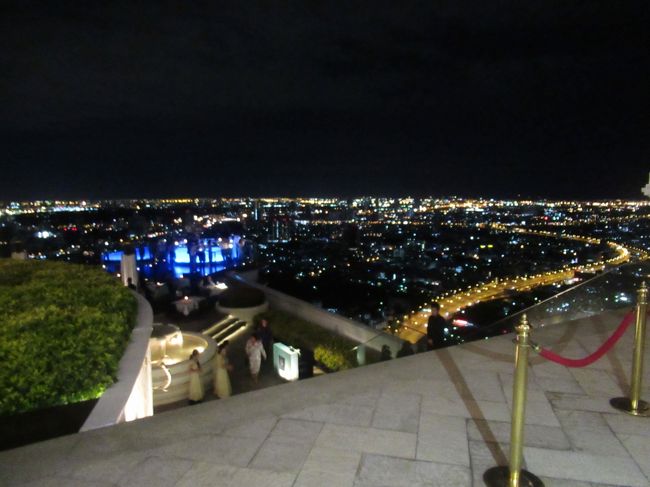 ６４階について外に出ると、すぐにシャンパンはいかがですか？と声をかけられました。メニューを見せてもらったらめちゃめちゃ高い、、、レストランではなくスカイバーだけ行く予定なので、とりあえず先に進むと、今度はワインはいかがですか？と。<br />カクテルを飲みたいんだけど、と伝えるとカクテルもありますよ、とメニュー表を見せてくれました。調べてたより高いなあ、な気もするけどまあ良いか、とそれぞれカクテルをオーダー。<br />しばしこの辺りで待っててくださいね、と言われたので景色を楽しみながら待っていました。<br />結構待ってやっとカクテルが来たのですが、飲み終わるまでこの階段の下には行けないとのこと。<br /><br />本当は私たちが行こうと思っていたのは、写真の青い部分でした。