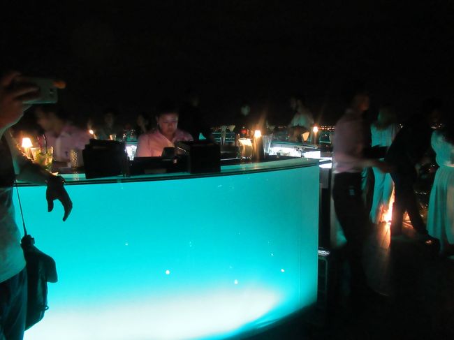 ここです。多分、ここで飲み物を頼むのが一番安いのでは、と。でもここはたくさんの人がいて落ち着かない感じ。歩くのも景色をみるのも人をかき分けて行く感じです。<br />未だにこのレストラン、スカイバーのシステムがよくわかってないけど、ゆっくり景色も楽しめたし、良しとしておきましょう。