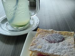 湖に面したカフェでクリームケーキとレモネード。8ユーロ。