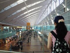 学校から帰ってくる娘を待って、羽田空港第2ターミナルへ。
空港に着くと旅が始まる気分になってなんだかワクワクしてきます。
日も暮れかかるころ飛び立ちます。