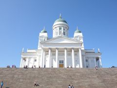 ヘルシンキ大聖堂にやってきました。
天気が良くて良かった！
青空に白が映えますますね(^ ^)