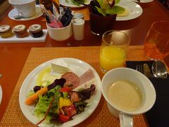 「プルマン ドバイ」ホテルの朝食。
種々のチーズ、フムスなどなど、
エキゾチックでスパイシーな料理もあって
とっても満足。