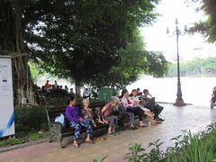 　ほぼ旧市街を端から端まで歩いてホアンキエム湖まで来ると、湖のベンチにはちょっと早い夕涼みでベンチは満席でした。緑豊かな湖畔は、ハノイの人達の憩いの場所になっています。