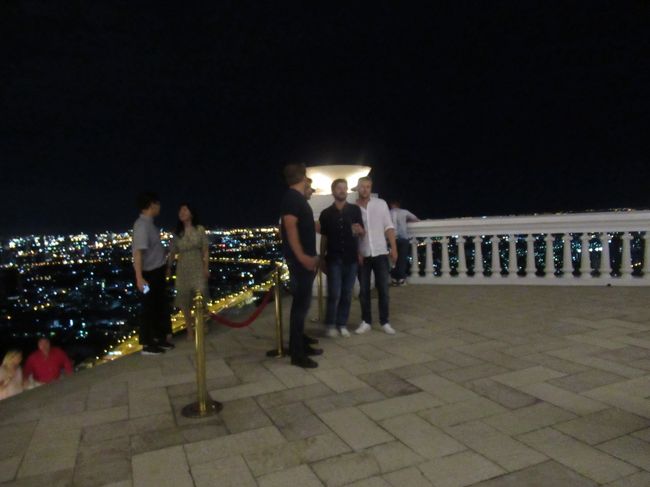 カクテルをいただきながら、たーっぷり人間観察してました。<br />イケメンな外国人、おしゃれなカップル、、男性２人組も結構いて、、どんな関係？と色々想像しながら（笑）