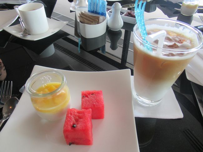 MOZUでお腹はいっぱいですが、カフェオレとデザートだけちょっといただきました。