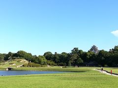 岡山城をパチリ。
天気が良いから芝の緑と空の青のコントラストが美しい。
