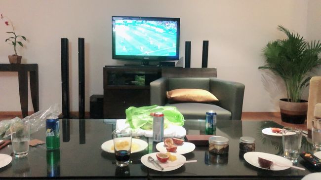 明日は帰国。お風呂に入って荷物整理をして、、、早く寝なくちゃ、、、だけど夜中の１時からワールドカップ日本×ベルギー<br />冷蔵庫の飲み物とピスタチオ、クッキー、フルーツいただきながら結局最後まで観戦してしまいました。