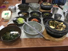 西帰浦に戻って、鮑の石釜飯でランチ。
熱々の石鍋の側面にマーガリンを落として醤油ベースの味付けにする。
おこげもできてすごく美味しい。最後は雑炊風に。
1人15,000KW。
場所はソウルナビの情報が分かりやすい。