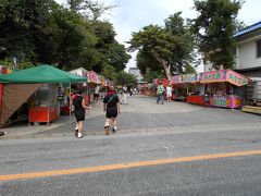 補陀落山那古寺が近くなるとイナセな祭り衣装に
身を包んだ若者に多く出逢うようになった。
ガイドブックには7月17日・18日が観音祭礼（夏祭り）
と書かれていたので祭りは諦めていた。
「えぇ！今日は祭りなの！」と驚きながら更に歩いて行くと
祭りの屋台が出ている。
祭り衣装を着た若い女性方も歩いている。
