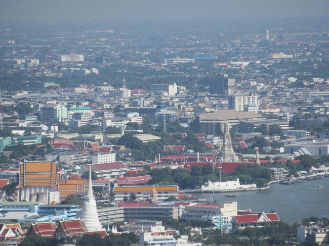 お部屋からの景色、ズームアップしてみると、ワットアルンが見えてることを発見！<br />最後の最後に気がつくなんて、、、。<br />夜ライトアップされたワットアルンを見に行きたいなあ、と思ってたのですが、小さいながらも部屋から見れたとは、、、気がつくのが遅かった！悔しいです。夜景を撮った写真ズームアップしたら、ちゃんとライトアップされたワットアルン写ってました。