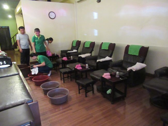 営業時間は１０時からです。私たちは空港に向けて１１時くらいにはホテルを出ないとなので、どうしようかと思ったのですが、もしかしたら１０時前でもやってるかも、、と淡い期待を胸にちょっと早めに来店してみました。<br />また１０時スタートでも他にお客さんがいたらすぐにやってもらえないかも、という不安もあったので、、、。<br />お店は準備中でしたが、どうぞ、と招き入れてくれて１０時前にはマッサージスタート。時間を気にせずのんびりと過ごせました。ここのマッサージも本当に気持ちよかったです。