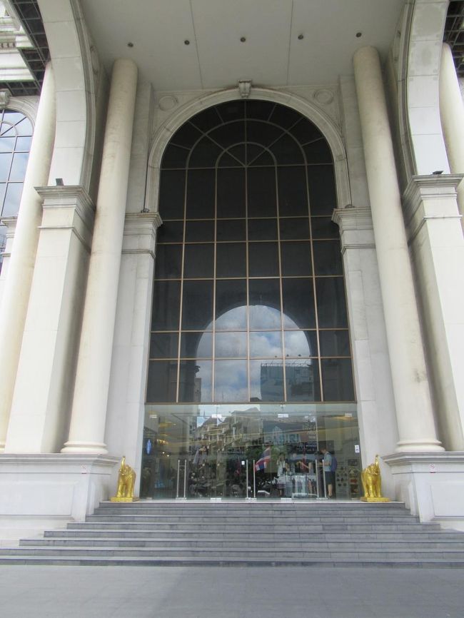 ホテル正面はこんな立派ですが、こちらはちょっとしたショッピングモールとルブアアットステイトタワーの入口です。<br />高層階のタワークラブアットルブアはここの横の道路から入って行きます。