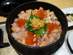 金箔が振りかけられた丼はまるで海の宝石箱や～！