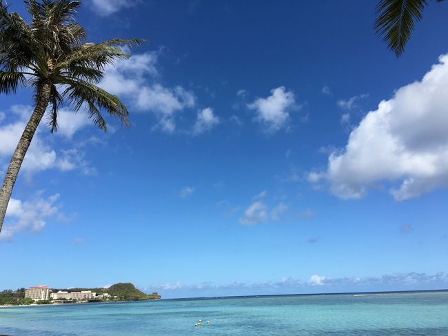 ホテルのビーチチェアを海のほうへ向けてしばしのんびりーです。<br />人も少なく静かだし木がたくさん植えてあるので日陰が多くてとっても気持ちがいい。<br />子どもは初めての海におっかなびっくり。波打ち際で行ったり来たり。<br />けどすぐに慣れて浮き輪やボートに乗ってはしゃいでいました。<br />グアムが海デビューとかうらやましい限り笑<br />喜んでくれて嬉しいな。<br />海と砂浜でめいっぱい遊びます。