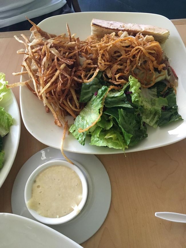 子供用に頼んだサンドイッチ（中身は失念）<br />ポテトもりもり！<br />しかし子供は海と浜で遊び疲れて料理が来る前にこっくりこっくり…そのまま撃沈笑<br /><br />前二つの料理がかなりボリューミーでこちらのサンドイッチは手を付けらなかったので持ち帰り容器をもらってTOGOします。<br />あー大満足！<br /><br />レジ脇にケーキのショーケースがあるんですがかなり惹かれる。<br />めっちゃくちゃ美味しそう。<br />1つ7ドルくらいだったかな？悩んだけどサンドイッチもあったし食べきれないから諦めました。<br /><br />