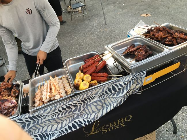 値段を掲げてないお店は要注意！！！！<br />他のお店はバーベキュー1本1ドルちょっとだったからだいたいそんなもんかな、と買ったらめっちゃ高くてびっくり。<br />イカ焼き12ドルだって！詳しく覚えてないけどバーベキュー串も倍以上の値段だった。<br />頼んじゃったからお金払ったけどなんか納得いかなかったなあ。<br />ちゃんと金額掲げてるところのほうが安心です。