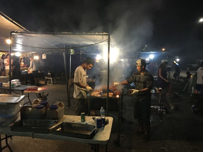 こんな感じで奥でじゅうじゅう焼いてます。<br />香ばしくていい香りー。<br />黒い幕のかかっていたお店(Men &amp; Joy's BBQ)が安くて美味しかったです。<br />夕飯はフィエスタプレートを7～10ドルくらいと焼きとうもろこしをシェアしました。<br />ボリューム満点で美味しかったです。<br /><br />カップに入って売られていたカットマンゴーは時期じゃなかったのかちょっと酸っぱかった。<br />フルーツのフローズンは油っぽくなった口の中をさっぱりさせてくれるのでおすすめです。
