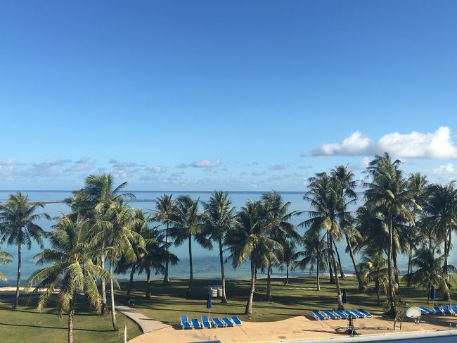 なんとかホテルに到着。<br />フィエスタ・リゾート・グアムのオーシャンフロントです。<br />海来たー！きれーい！<br /><br />・海までの近くて子供用プールがある<br />・ブランド系買い物に興味ない<br />・Kマート行きたい<br />・出来たら宿泊費は抑えたい<br />・電子レンジを借りられる<br />という点を総合してこちらのホテルをチョイスしました。<br />サイパンに行った時もフィエスタに泊って良かったので系列なら安心かなってのもありまして。<br /><br />海が近くてきれい。のんびりしていてKマートも徒歩圏内。<br />まわりにお店も多い。なのに料金控えめ。<br />と、実際に来てみてとてもコスパのいいホテルだなと思いました！<br /><br />1階にはハーゲンダッツ、脇にはマジックショーの施設がありました。