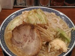 強烈な日差しが照りつける駅前を抜けて約５分。
ラーメンが食べたかったので、こちらへ入店。
サブロー（￥８９７）をカラメで注文。
ニンニク大好きなんですが、臭いが心配・・・。
食後はコンビニでりんごジュースを購入し、イッキ飲み。
何でもニンニク臭を消す効果があるのだとか。
気休めかもしれないけれど、一応飲んでおきました。
