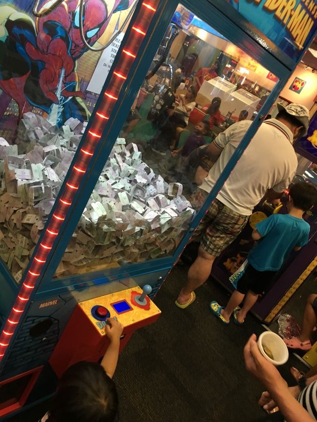 トークンを買っていろいろなゲームを試してみます。<br />なんだかよくわからないけどクリアするとだだだだーーーっとチケットが出てくる。<br />集めたチケットの枚数でおもちゃがもらえる、という仕組みです。<br /><br />レーシングゲームやバスケットゲームとかいろいろありました。<br /><br />あと〇枚であのおもちゃがもらえる！って思うと結構頑張っちゃいますね。<br />短時間で手に入る枚数なんてたかが知れてますが、チャッキーマウスのシールやのびるおもちゃをもらって嬉しそうでした。<br />大人も子供も結構遊べると思います。