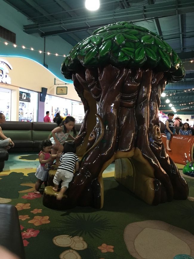 プレイスポットで遊ばせてる間に交代でまた買い物をしに行きます。