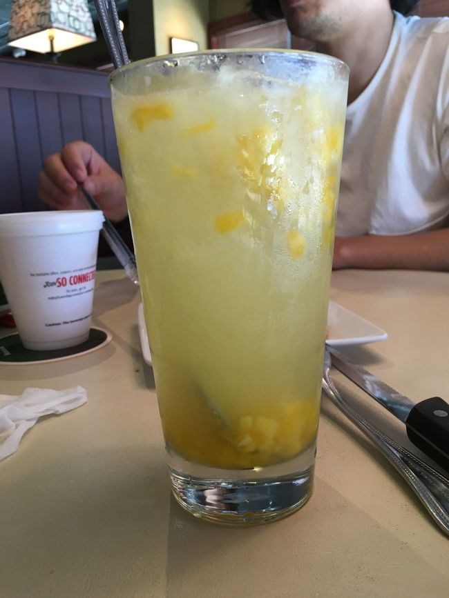 おすすめされたフルーツの入ったドリンク。<br />確かフリーリフィルだったと思います。<br />細かく切ったフルーツがが入ってて美味しかった。<br />グラスが大きくて飲み切るのが大変でしたが美味しくてお代りしちゃいました。<br />