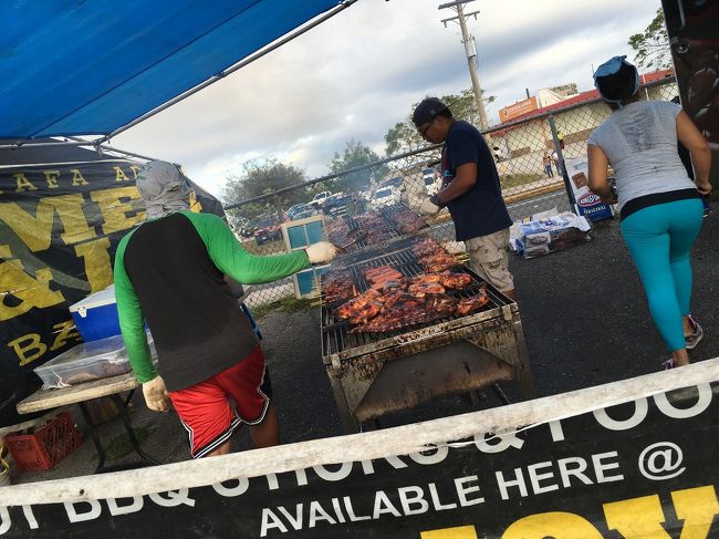 ゆらゆら揺られて到着。<br />すでに人いっぱい。そしてバーベキューがじゅうじゅういい匂い！<br />Men &amp; Joy's BBQでパーベキュー串、別のお店でアロスカルド（ガーリックチキン粥）、タホ（タピオカ・豆腐・黒蜜）、ココナッツジュースを買って朝食にします。<br />どれもとーーーっても美味しい！！<br />アロスカルドは結構味のしっかりしたお粥。<br />タホはタピオカがムチムチ！黒蜜と豆腐がホッとするお味です。<br />ココナッツジュースは飲み終わった後割ってココナツのお刺身にしてくれました。