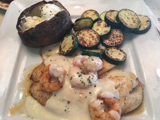 夫はステーキを。<br />私は違うものを頼もうと魚をチョイス。<br />…魚じゃなくてよかったな。美味しいは美味しいんだけど魚は魚だった。<br />おとなしく肉を食べておけばよかったな。<br />味はほんとにとってもとっても美味しかったですよ。<br /><br />子供用にはサラダとミニバーガーが2個ついたコンボをオーダー。<br />野菜不足だったのでサラダをたっぷりいただきます。<br />ずらーーーっと並んだサラダバーから1回だけですが好きなだけもりもりできます。<br />さあお腹が満たされたので帰ってお昼寝しましょう。<br /><br />起きたらまた海とプールでのーーーんびりまったり。