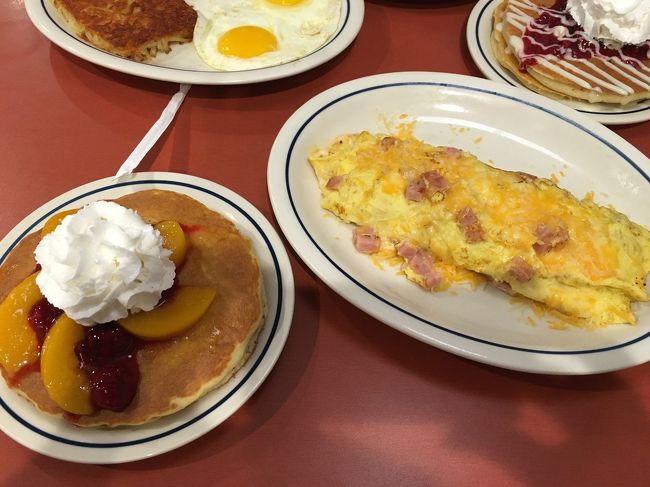 ラズベリーホワイトチョコチップのパンケーキ、桃の乗ったパンケーキ、チーズオムレツ？、コンボ。<br />コンボのパンケーキは2枚か4枚選べたと思います。<br />パンケーキは2枚にしましたがそれぞれ食べたいもの頼んだらやっぱり食べきれませんでした。<br /><br />