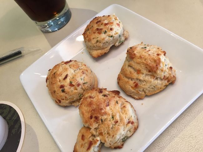 ランチは横にあるルビーチューズディへ。<br />このパン？スコーン？が結構塩味聞いてて美味しい！<br />これ持って帰りたいー！