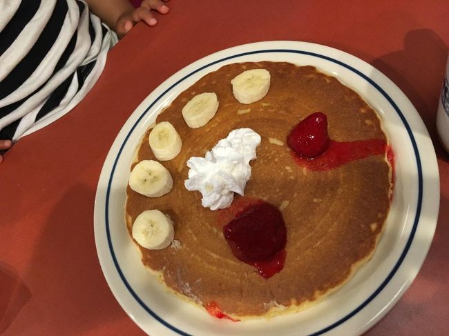 キッズパンケーキ。いちごソースがちょっと禍々しい笑<br />チョコは抜いてもらいました。