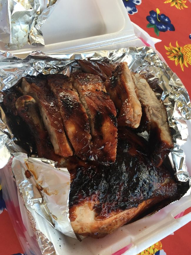 バーベキュー！<br />美味しい！<br />バスの運転手さんも並んで買っていました。<br />ローカルが買うお店ですから味は確かですよね。<br /><br />さてそろそろバスに戻ろうか、というときに虹が出てきました。