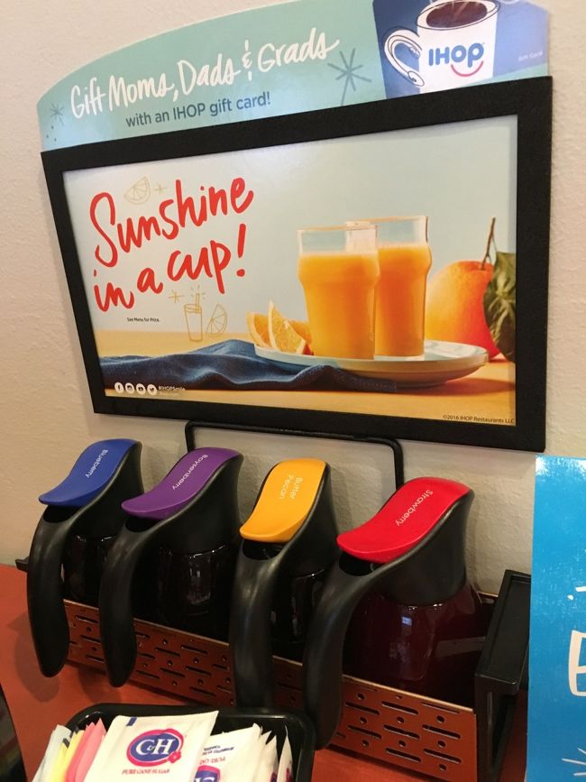 テーブルにはシロップが4種類並んでいます。<br />ブルーベリー味、ボイゼンベリー味、バターペカン味、イチゴ味。<br /><br />オールドシロップ（普通のメイプルシロップ）も欲しかったのでお願いしましたがつたなすぎる英語で伝わらず。<br />担当ウェイトレスさんがいろいろ聞いてくれてやっと通じホッ。<br />とっても優しくて明るくて感じのいい方でした。<br />嬉しい対応だったのでチップを大目置いておきました。