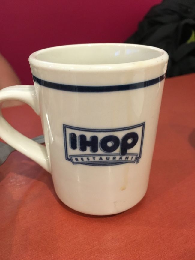 コーヒーはおかわり自由。<br />カップもたっぷりサイズです。<br />パンケーキがとっても甘いのでコーヒーの苦みが良い。