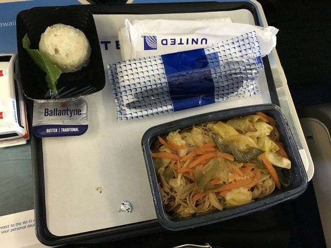 帰りの機内食。<br />焼きそばかな？