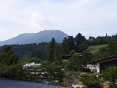 廊下の小窓からは箱根関所。遠くに駒ヶ岳とロープウェイ。