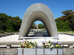 それから「平和記念公園資料館」へ。私が子供の頃は図書館などに戦争の悲惨さを伝える資料がたくさんあったし、はだしのゲンなども読んでいたので、漠然とではあるが、戦争はよくないもの、起こしではいけないものと刷り込まれているが、その頃とまた違って、今は守るべき家族がいる分、様々なことを思い心が乱れた。ちょうど改装中で建物の片方がクローズしていたので、また改めてこなければ。何があったのか知らないといけないことだから…