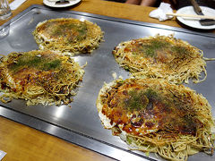 商店街を見て歩き、「八昌（薬研堀）」でお好み焼きの夕食を♪ 着いた時にはもう並んでいる方が！さすが…。私達は新幹線の時間もあるので事前に予約を入れていたのだ。予約は４人以上からとのこと。

広島でお好み焼きを調べると、たっくさんの店がでてきて迷ったのだが、パリパリ系と言われるものを食べたことがなかったので、こちらのお店をチョイス。広島出身の友達にもオススメされたしね。