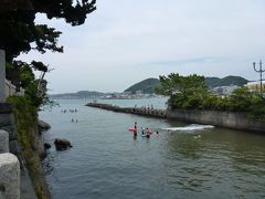 神社横には川が流れており河口では、夏休み初日の日曜日でもあり、海水浴をする家族が結構いました。