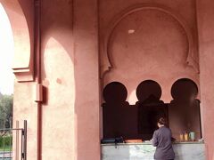 今日は、日本で予約しておいた現地ツアーのスタッフが13時にアマンジェナまで迎えに来て、市場や観光名所を案内してくれる予定です。

とりあえずプールサイドで朝食をとります。アマンの公式サイトから、3泊以上すると朝食が無料になるプランで予約していたので、宿泊代に朝食代は含まれています。