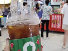 日本も暑いですがソウルも記録的な猛暑で
江南駅の地下街をうろうろ。
ジューシーでフルーツジュースではなく
アイスコーヒーを飲みました＠1,000W